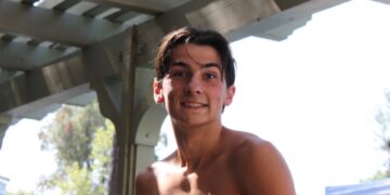 Retrato de un adolescente sonriente sin camisa.