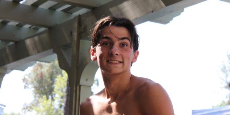 Retrato de un adolescente sonriente sin camisa.