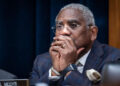 El representante Gregory Meeks observa durante un comité de servicios financieros de la Cámara del Cámara del 7 de mayo de 2025, en Washington, DC