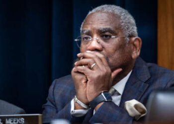 El representante Gregory Meeks observa durante un comité de servicios financieros de la Cámara del Cámara del 7 de mayo de 2025, en Washington, DC