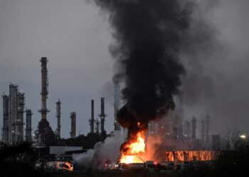 Gran incendio y humo en una instalación industrial.