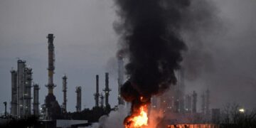 Gran incendio y humo en una instalación industrial.