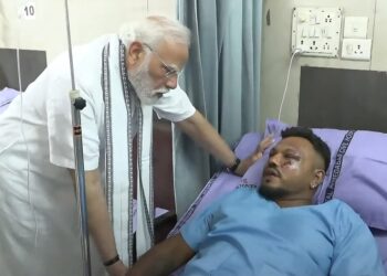 El primer ministro Narendra Modi visitó al único sobreviviente del accidente de Air India Flight 171 en un hospital.
