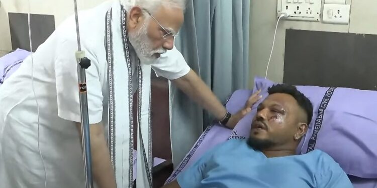 El primer ministro Narendra Modi visitó al único sobreviviente del accidente de Air India Flight 171 en un hospital.