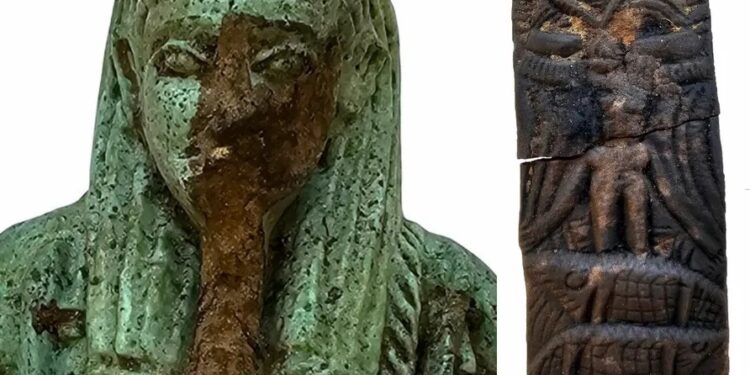 Antiguos artefactos egipcios: una estatua y un fragmento.