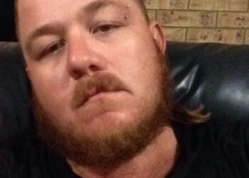 Foto de primer plano de James Wood, compañero de casa de adolescentes desaparecidos Phoebe Bishop.