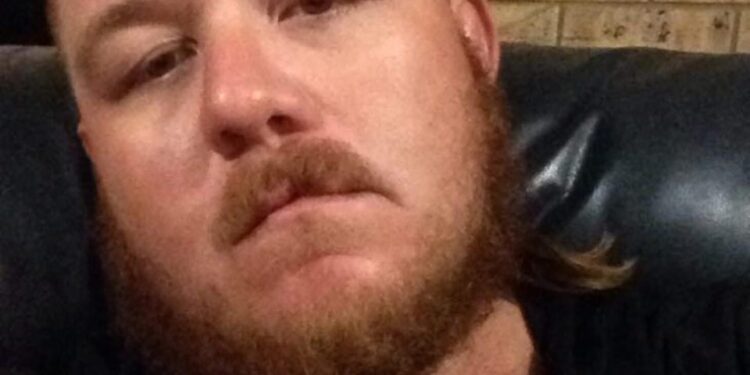 Foto de primer plano de James Wood, compañero de casa de adolescentes desaparecidos Phoebe Bishop.