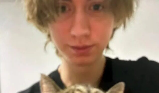 Foto de una persona joven sosteniendo un gato.