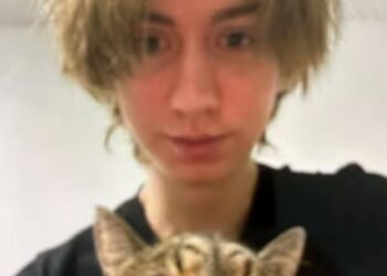 Foto de Arthur A., ​​sospechoso en el tiroteo en la escuela austriaca, sosteniendo un gato.