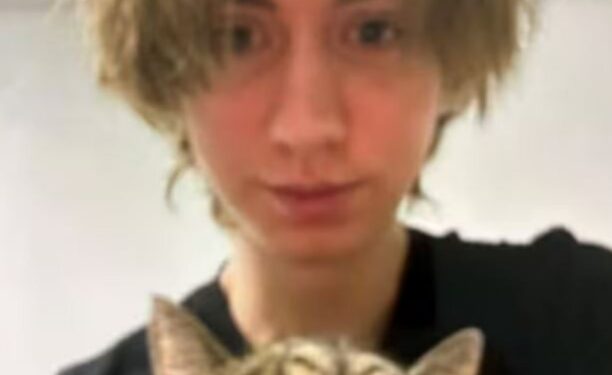 Foto de Arthur A., ​​sospechoso en el tiroteo en la escuela austriaca, sosteniendo un gato.