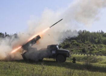 Un lanzador de cohetes múltiples graduado BM-21 disparando un misil.