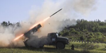 Un lanzador de cohetes múltiples graduado BM-21 disparando un misil.