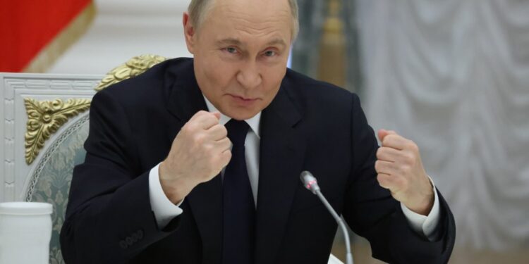 Vladimir Putin gesticando durante una reunión con líderes empresariales rusos.