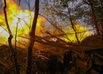 Cañón disparando cerca de Kharkiv, Ucrania.