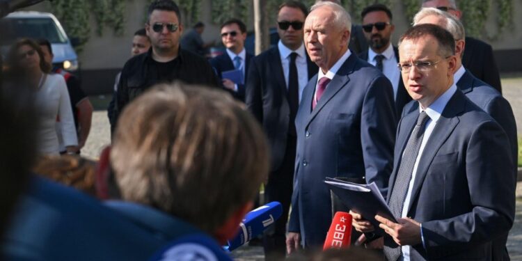 Conferencia de prensa después de las conversaciones de paz en Estambul.