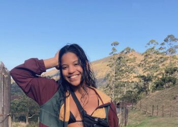 Juliana Marins, mochilero faltante, sonriendo al aire libre.