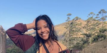 Juliana Marins, mochilero faltante, sonriendo al aire libre.