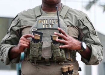 Un personal de Control de Inmigración y Control de Aduanas (ICE) de EE. UU. Proporciona seguridad en el barrio francés brinda seguridad en el trimestre francés antes del Super Bowl LIX el 8 de febrero de 2025, en Nueva Orleans, Louisiana.