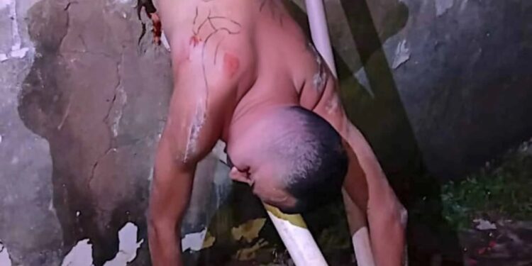 El interno atrapado en el agujero durante el intento de escape de la prisión.