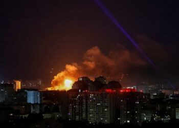 La explosión de golpes de drones sobre Kyiv por la noche.