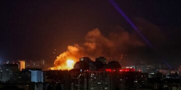 La explosión de golpes de drones sobre Kyiv por la noche.