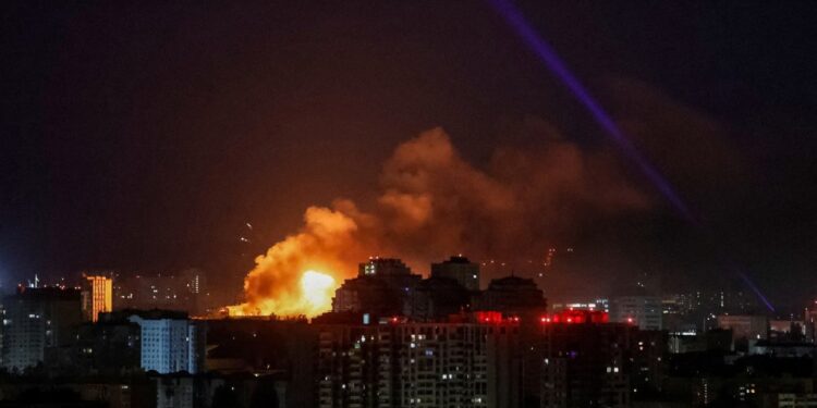 La explosión de golpes de drones sobre Kyiv por la noche.