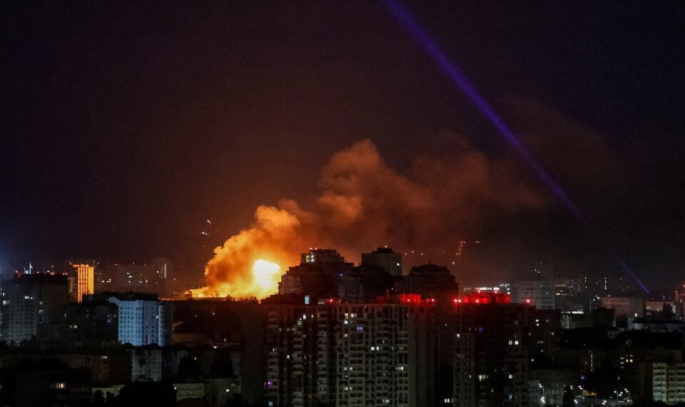 La explosión de golpes de drones sobre Kyiv por la noche.