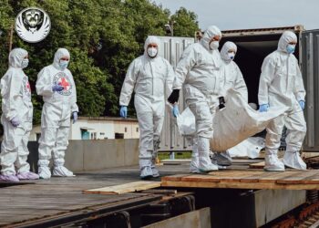 Miembros del equipo especial ucraniano repatriando los cuerpos de los soldados caídos.