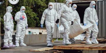 Miembros del equipo especial ucraniano repatriando los cuerpos de los soldados caídos.