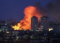 Fuego y humo que se elevan de un edificio en Kyiv, Ucrania, después de una huelga de aviones no tripulados rusos.