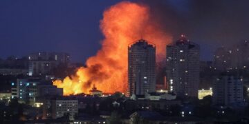 Fuego y humo que se elevan de un edificio en Kyiv, Ucrania, después de una huelga de aviones no tripulados rusos.