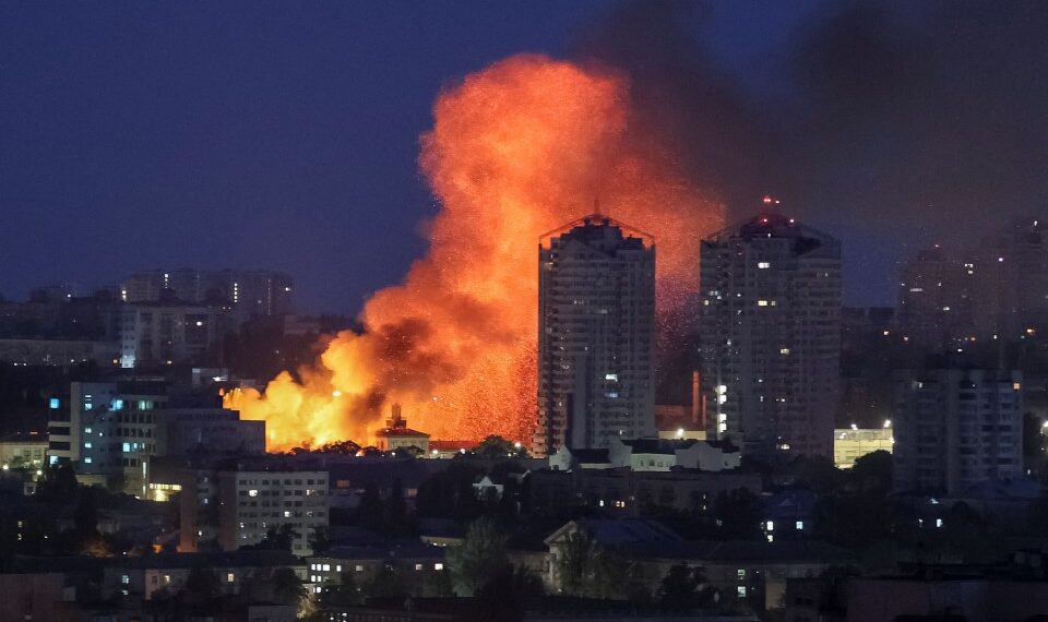 Fuego y humo que se elevan de un edificio en Kyiv, Ucrania, después de una huelga de aviones no tripulados rusos.