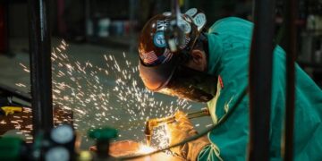 Salida de fabricación de EE. UU., Contratando ascenso a máximos de varios meses