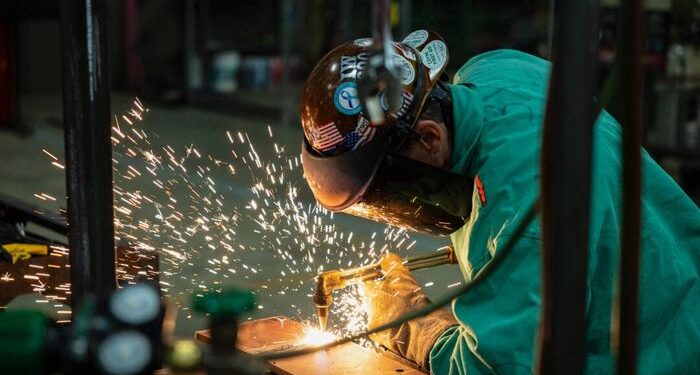 Salida de fabricación de EE. UU., Contratando ascenso a máximos de varios meses