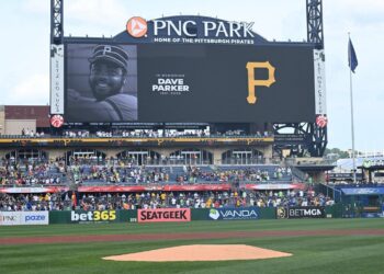 Un momento de silencio se celebra para Dave Parker, quien falleció hoy antes del juego entre los Piratas de Pittsburgh y los Mets de Nueva York en PNC Park en Pittsburgh, el 28 de junio de 2025. (Justin Berl/Getty Images)