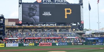 Un momento de silencio se celebra para Dave Parker, quien falleció hoy antes del juego entre los Piratas de Pittsburgh y los Mets de Nueva York en PNC Park en Pittsburgh, el 28 de junio de 2025. (Justin Berl/Getty Images)