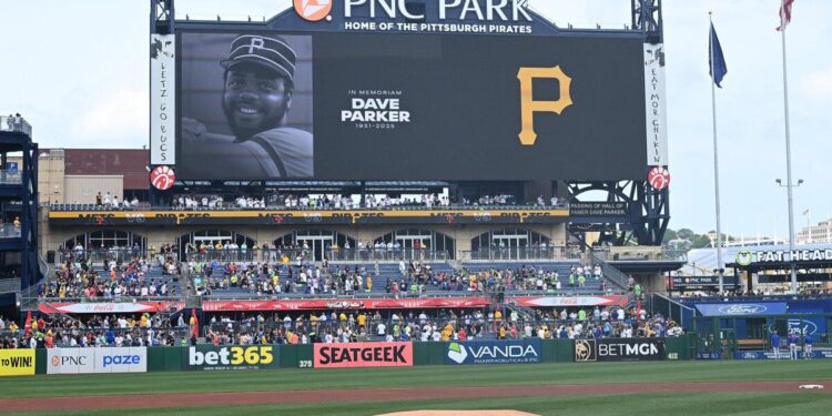 Un momento de silencio se celebra para Dave Parker, quien falleció hoy antes del juego entre los Piratas de Pittsburgh y los Mets de Nueva York en PNC Park en Pittsburgh, el 28 de junio de 2025. (Justin Berl/Getty Images)