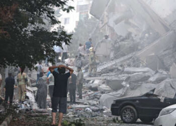 La gente revisa el daño a los edificios en Nobonyad Square después de ataques aéreos israelíes el 13 de junio de 2025, en Teherán, Irán.