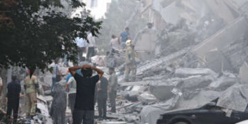 La gente revisa el daño a los edificios en Nobonyad Square después de ataques aéreos israelíes el 13 de junio de 2025, en Teherán, Irán.