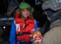 Greta Thunberg, con un chaleco salvavidas, recibe comida de un soldado de las Fuerzas de Defensa Israelí después de que su barco fue abordado.