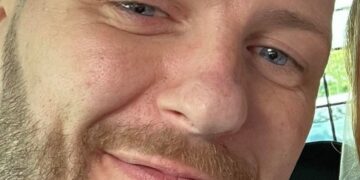 Selfie de una pareja de recién casados ​​en un automóvil.