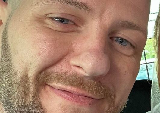 Selfie de una pareja de recién casados ​​en un automóvil.