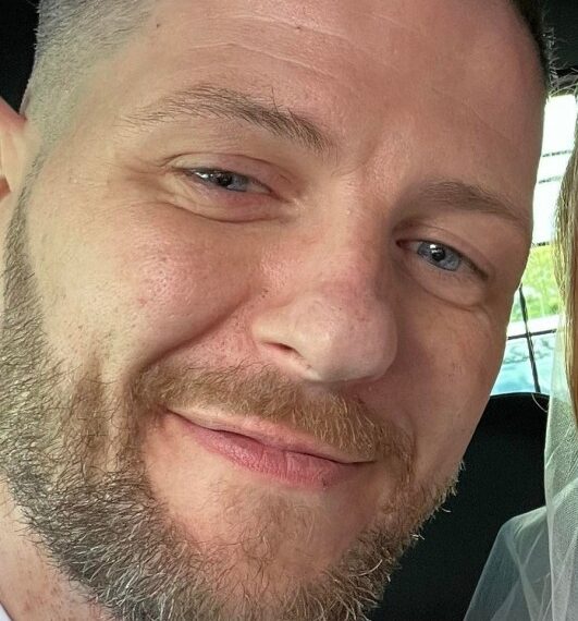 Selfie de una pareja de recién casados ​​en un automóvil.