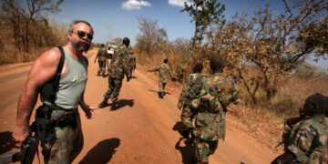 Pic de Kevin Evans / Caters News-(Entrolado, el predicador de ametralladoras Sam Childers, Sudán del Sur)-Conozca al predicador de ametralladoras de la vida real, el increíble ciclista reformado que abusó de drogas y alcohol que abusó de alcohol que se rescató de los huérfanos de los rebeldes tímidos que se quedan vivos a las personas. Sam Childers podría parecerse al tipo arquetípico Hells Angels Hells Angels y eso fue porque fue hasta que tomó una decisión que cambió su vida. Esa vida, que lo vio dejar a su nativo de EE. UU. Y viajar miles de millas al este de África, ahora es el sujeto que el éxito de ametralladoras de Hollywood se lanzó en el Reino Unido mañana (Weds). Gerard Butler de Hunky Heart-Throb interpreta a Sam en la película que documenta su batalla de la vida real para rescatar a cientos de niños secuestrados en África. Ver copia de Caters