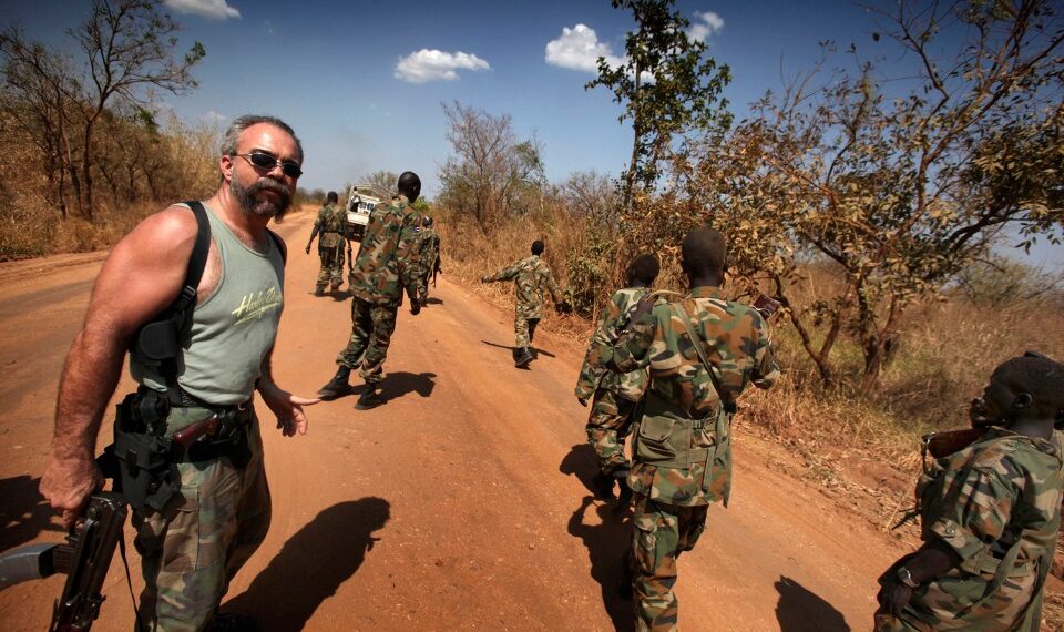 Pic de Kevin Evans / Caters News-(Entrolado, el predicador de ametralladoras Sam Childers, Sudán del Sur)-Conozca al predicador de ametralladoras de la vida real, el increíble ciclista reformado que abusó de drogas y alcohol que abusó de alcohol que se rescató de los huérfanos de los rebeldes tímidos que se quedan vivos a las personas. Sam Childers podría parecerse al tipo arquetípico Hells Angels Hells Angels y eso fue porque fue hasta que tomó una decisión que cambió su vida. Esa vida, que lo vio dejar a su nativo de EE. UU. Y viajar miles de millas al este de África, ahora es el sujeto que el éxito de ametralladoras de Hollywood se lanzó en el Reino Unido mañana (Weds). Gerard Butler de Hunky Heart-Throb interpreta a Sam en la película que documenta su batalla de la vida real para rescatar a cientos de niños secuestrados en África. Ver copia de Caters