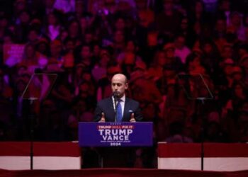 Stephen Miller, asesor principal del candidato presidencial republicano, el ex presidente Donald Trump habla antes de que Trump suba al escenario en una manifestación de campaña en el Madison Square Garden el 27 de octubre de 2024 en la ciudad de Nueva York.