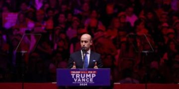 Stephen Miller, asesor principal del candidato presidencial republicano, el ex presidente Donald Trump habla antes de que Trump suba al escenario en una manifestación de campaña en el Madison Square Garden el 27 de octubre de 2024 en la ciudad de Nueva York.