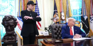 El presidente Donald Trump, acompañado por el CEO de Tesla, Elon Musk (L), habla con los periodistas en la Oficina Oval de la Casa Blanca el 30 de mayo de 2025. (Kevin Dietsch/Getty Images)