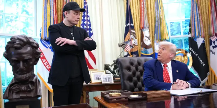 El presidente Donald Trump, acompañado por el CEO de Tesla, Elon Musk (L), habla con los periodistas en la Oficina Oval de la Casa Blanca el 30 de mayo de 2025. (Kevin Dietsch/Getty Images)