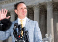 El gobernador de Louisiana, Jeff Landry, habla con periodistas fuera de la Corte Suprema de los Estados Unidos en Washington, DC, el 18 de marzo de 2024.